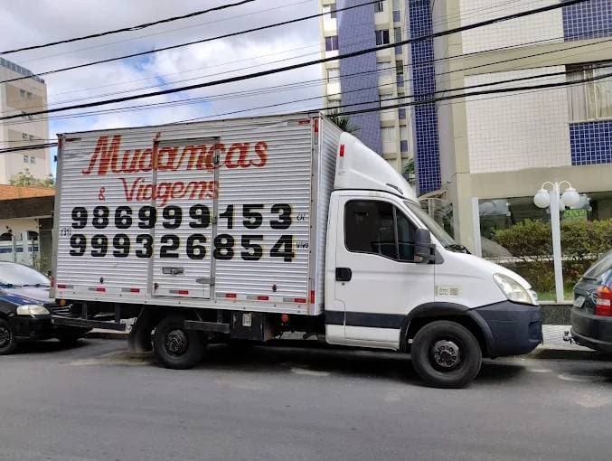 Caminhão baú da Roberto Mudanças e Carretos em Belo Horizonte