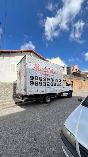 Roberto e equipe realizando mudança profissional em BH
